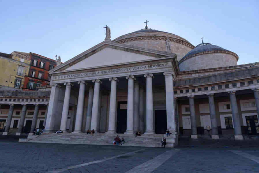012 - Italia - Nápoles - plaza del Plebiscito - basílica de San Francisco de Paula.jpg